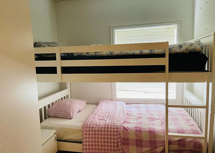 Spacious Waterfront With Free Parking - Upgraded 2024